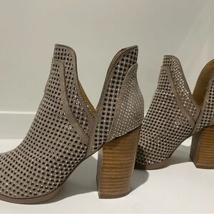 Stylish Tan Ankle Boots